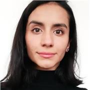 Profesor se español imparte clases a niños de todas las edades